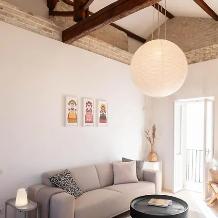 Is Tres Damas - Chic Living In The Heart Of The Town