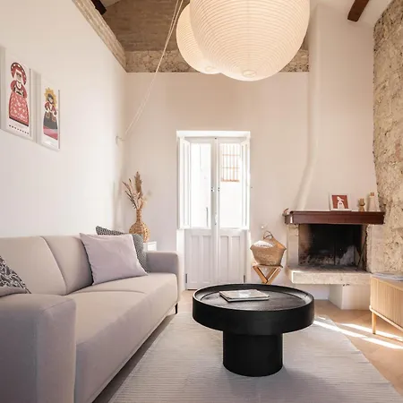 Is Tres Damas - Chic Living In The Heart Of The Town