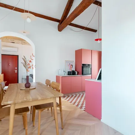 Is Tres Damas - Chic Living In The Heart Of The Town