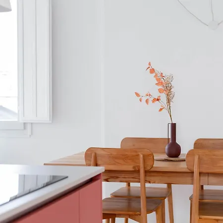 Is Tres Damas - Chic Living In The Heart Of The Town