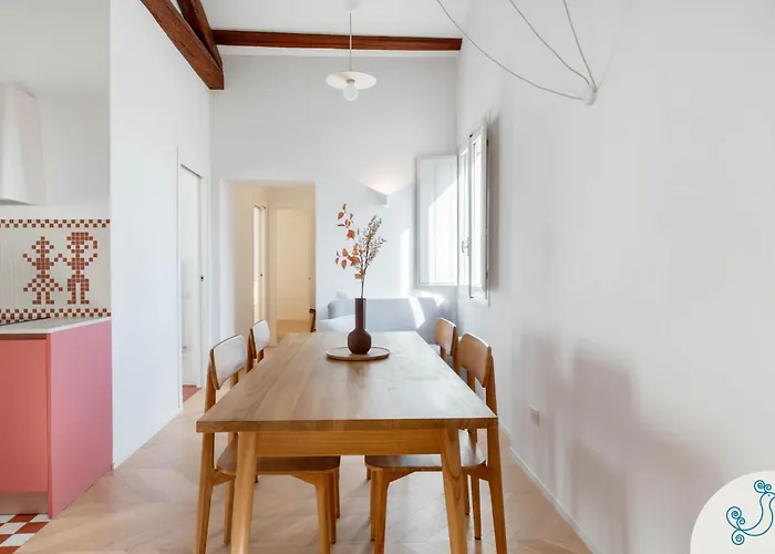 Is Tres Damas - Chic Living In The Heart Of The Town *