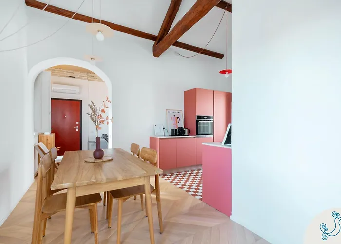 Is Tres Damas - Chic Living In The Heart Of The Town